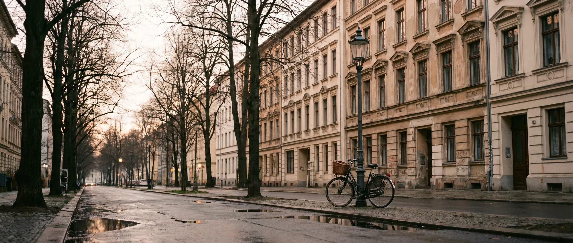 Wohnstraße mit Gründerzeithäusern im Abendlicht, Stimmungsbild